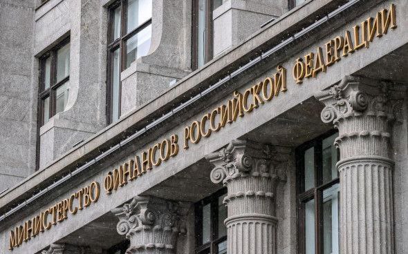 Инвесторы попросили власти разрешить вывод купонов с ИИС без потери льгот Программа ИИС 3 заработавшая в России с 2024 года изначально предполагала что владельцы индивидуальных инвестиционных счетов третьего типа не смогут выводить с них дивиденды полученные от владения акциями и купоны от облигаций в противном случае сгорают налоговые льготы Позднее россиянам все таки разрешили вывод дивидендов после чего завязалась дискуссия о необходимости вывода купонов 15 сентября Ассоциация владельцев облигаций АВО направила письма с соответствующей просьбой в Банк России Министерство финансов Совет Федерации и Госдуму есть у РБК Инвестиций Решение этого вопроса соответствует и государственным интересам и интересам частных инвесторов полагают в АВО В своем обращении ассоциация отмечает без права выбора счета для купонов ИИС 3 не в полной мере решает задачи долгосрочных сбережений граждан и сдерживает развитие облигационного рынка Реализация меры по мнению ассоциации поспособствует обеспечению исполнения указа президента от 7 мая 2024 года 309 в части обеспечения роста капитализации фондового рынка не менее чем до 66 ВВП к 2030 году и повышения доли долгосрочных сбережении граждан в общем объеме их сбережении не менее чем до 40 к 2030 году