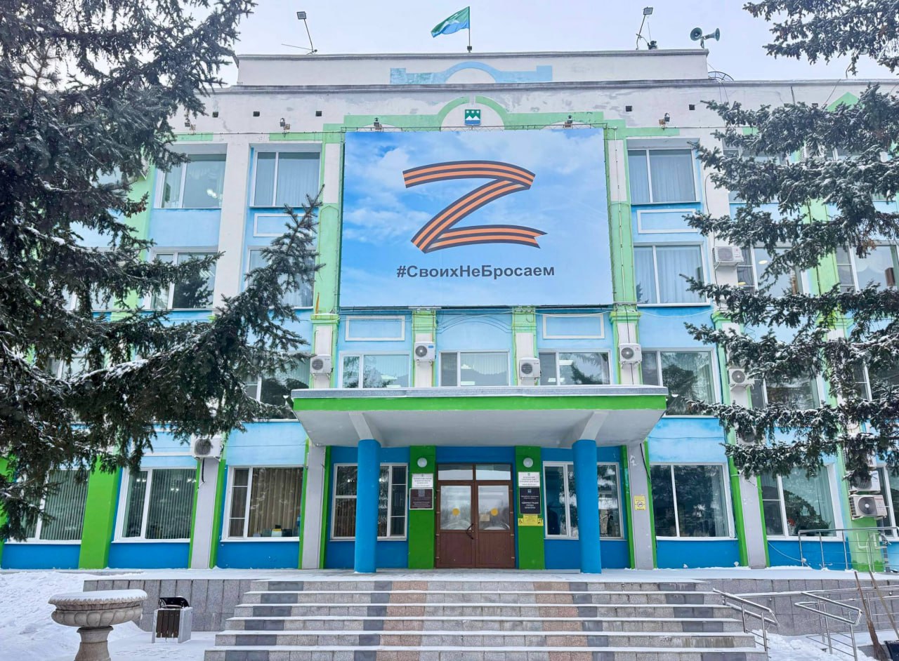 В отделе экономического развития и инвестиций администрации Белогорска подводят итоги 2025 года На предоставление мер финансовой поддержки малому бизнесу из средств областного и местного бюджетов направлено 24 8 млн рублей По сравнению с прошлым годом объем финансовой поддержки увеличился в 7 1 раза Средства финансовой поддержки малого бизнеса предусмотренные на 2025 год по муниципальной программе Создание условий для развития малого и среднего бизнеса в Белогорске и формирования благоприятного инвестиционного климата на территории города освоены полном объеме рассказала начальник отдела экономического развития и инвестиций Ольга Петровская Финансовая поддержка была представлена по трем направлениям 6 получателям поддержки Впервые в соответствии с требованиями законодательства отбор получателей субсидий и грантов осуществлялся на площадке Электронный бюджет Значительная часть 92 от общего объема средств направлена на благоустройство территории Центра детского развития Я Сам сказала Ольга Петровская Благодаря поддержке Правительства Амурской области организовано устройство детской игровой площадки Центра Я Сам Предполагается что она будет доступна для посещения всех детей с ограниченными возможностями здоровья независимо от того обучаются они в Центре или нет Кроме того были предоставлены субсидии в рамках региональной поддержки на условиях софинансирования из местного бюджета Субсидии предоставлены на конкурсной основе 5 субъектам предпринимательской деятельности добавила начальник отдела Поддержка позволила предпринимателям компенсировать часть понесенных расходов на приобретение медицинского оборудования для реализации проекта социального предпринимательства оборудования для осуществления деятельности в области информации и связи Также она позволила возместить часть затрат по договору лизинга на приобретение транспортных средств в целях осуществления предпринимательской деятельности С начала действия муниципальной программы с 2015 года финансовая поддержка предоставлена 264 субъектам малого предпринимательства на общую сумму 130 7 млн рублей из средств бюджетов всех уровней Следите за новостями на Белогорск РФ ВK ОК MAX канал поддержать канал