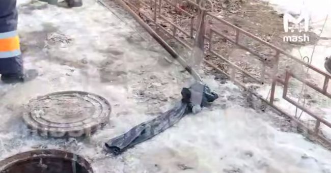 Житель Воронежа смыл в унитаз джинсы и теперь должен соседям 500 тысяч рублей Мужчина проживающий в многоэтажке на территории Воронежа после бурной ночи раскидал по квартире одежду и не заметил что пара джинсов улетела прямиком в унитаз Затем он по привычке нажал на кнопку смыва и ушел спать Джинсы в итоге заблокировали общий водосток сотрудникам местного Водоканала удалось ликвидировать последствия Но теперь владельца злополучных штанов ждет штраф в 500 тысяч рублей