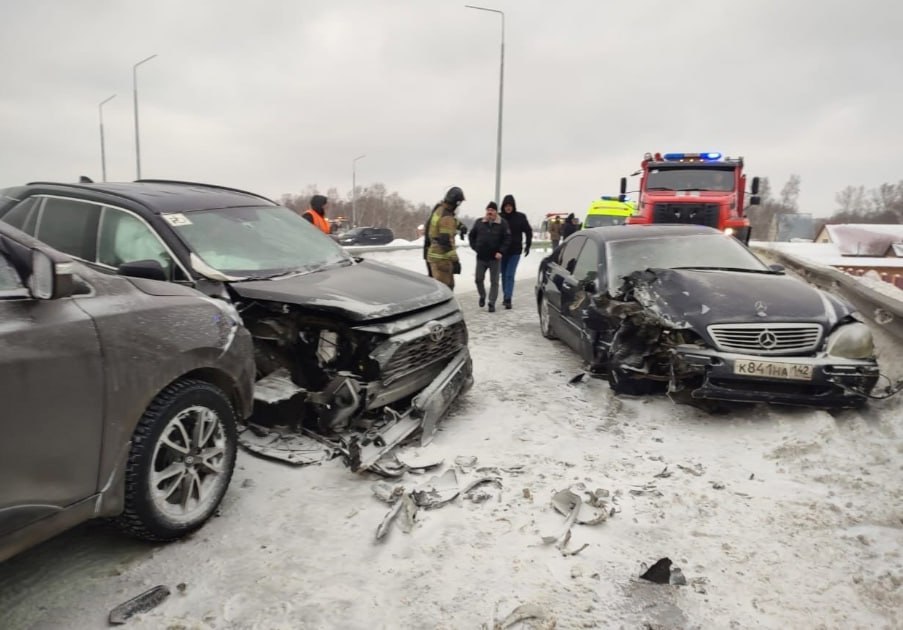 На Гусинобродском шоссе, около поворота на Раздольное, лобовое столкновение автомобилей Mercedes-Benz и Toyota RAV4. Предположительно, есть пострадавшие.  На месте работают сотрудники полиции, скорой помощи и пожарные. Движение перекрыто.