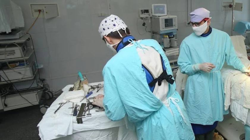33 новых медучреждения появятся в Алтайском крае в 2025 году  В Алтайском крае в 2025 году в рамках национального проекта "Продолжительная и активная жизнь" появятся 33 новых медицинских объекта, сообщает пресс-служба Минздрава Алтайского края.  Программа направлена на повышение доступности и качества медицинской помощи для жителей региона. В числе мероприятий — постройка пяти современных поликлиник, трех врачебных амбулаторий, а также открытие 28 фельдшерско-акушерских пунктов, что особенно важно для жителей сельских территорий.  Один из самых ожидаемых объектов — врачебная амбулатория в селе Черемное Павловского района. Принимать пациентов оно начнет уже в конце 2025 года: сейчас здание готово уже на 75%.   Фото: amic.ru / Екатерина Смолихина