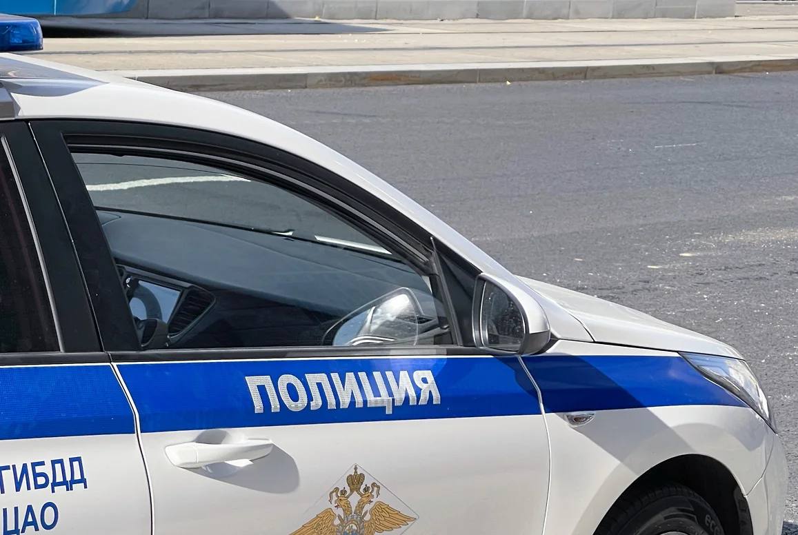 В Самаре расследуют нападение мужчины на школьника В Самаре полиция расследует инцидент в школе 101 Кировского района где мужчина неславянской внешности схватил ученика за горло Инцидент попал на видео нападающий матерится и грозит расправой обидчику его сына Информацию о проверке по факту инцидента разместило региональное ГУ МВД Видео с конфликтом выложила в сеть подписчица одного из ТГ каналов На записи мужчина пришедший в школу ругаясь пытался выяснить кто бил его сына В коридоре школы он схватил одного из учеников за руки и угрожал ему Мать пострадавшего ученика обратилась в полицию Также к силовикам обратилась администрация школы Полиция продолжает расследование и устанавливает все обстоятельства Также в ситуации разбираются следователи и прокуроры kommersant volga