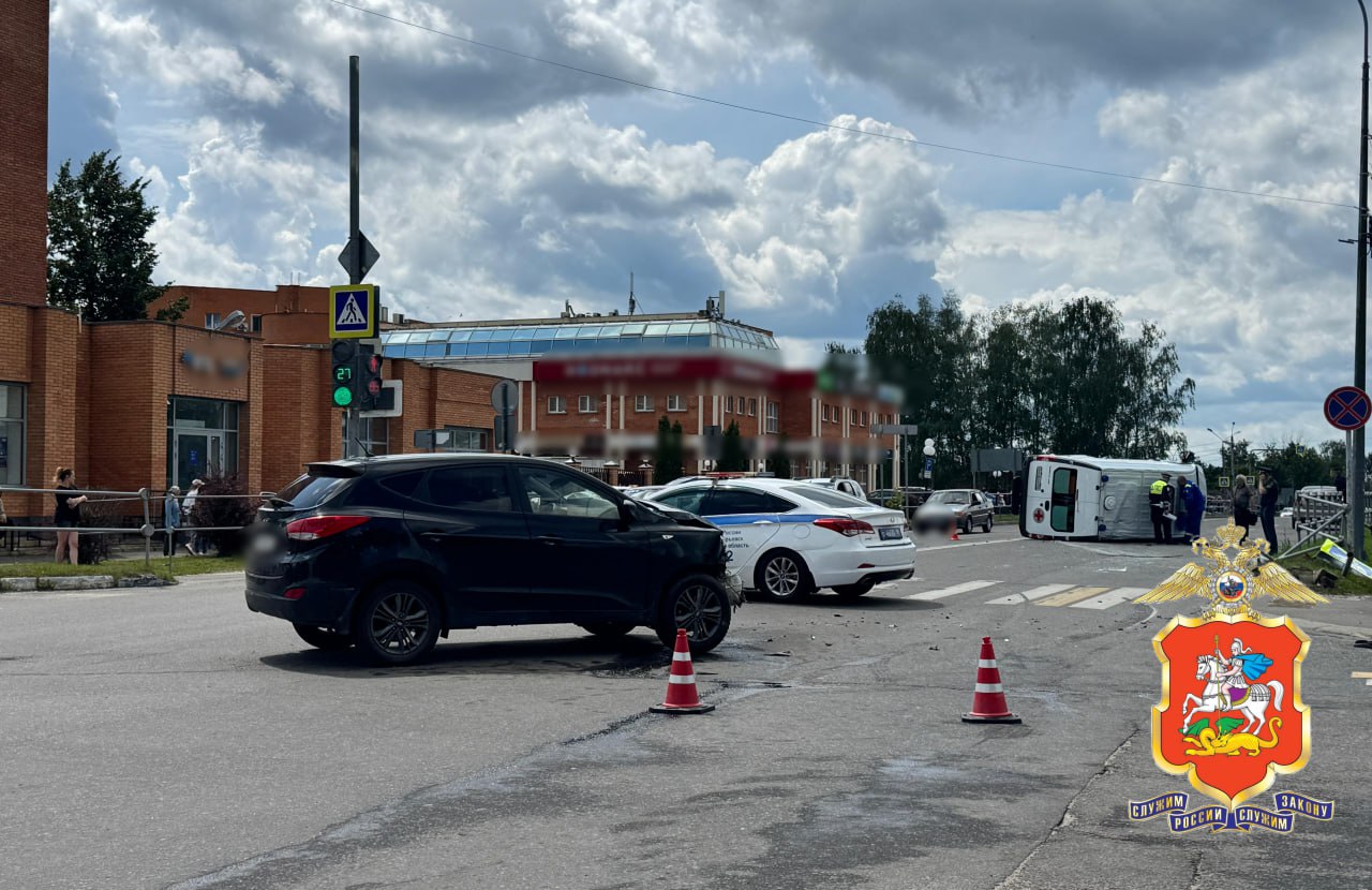 Сотрудники полиции разбираются в обстоятельствах ДТП с участием автомобиля скорой помощи в муниципальном округе Егорьевск Сегодня около 11:00 возле одного из домов, расположенных на улице Рязанская, произошло дорожно-транспортное происшествие. По предварительной информации, водитель, управляя автомашиной марки «Хендэ», допустил столкновение с автомобилем бригады скорой помощи, которая перевозила пациента. От удара спецтранспорт опрокинулся. В настоящее время участники ДТП за медицинской помощью не обращались. Сотрудниками Госавтоинспекции проводятся мероприятия, направленные на установление всех обстоятельств произошедшего. По результатам проверки будет принято решение в порядке, предусмотренном законодательством.