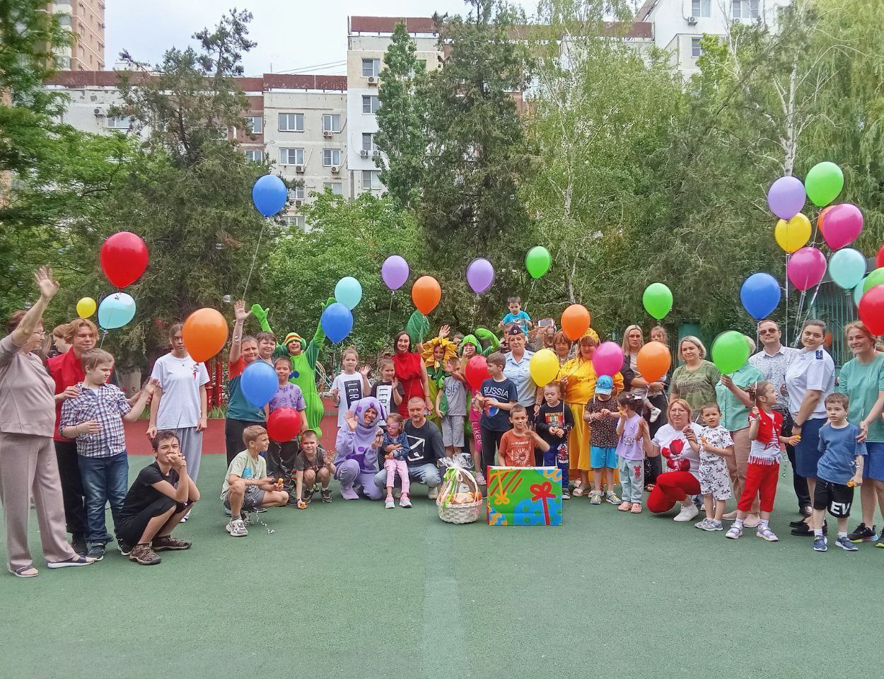 Накануне Дня защиты детей, сотрудники Госавтоинспекциии поздравили с праздником детей, посещающих Новороссийский краевой комплексный центр реабилитации детей, с ограниченными возможностями.