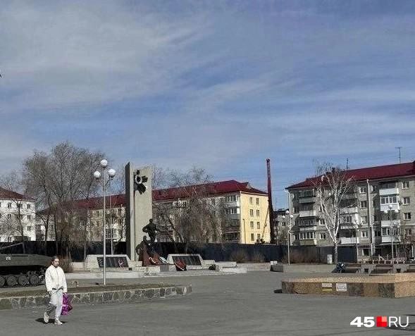 В социальных сетях появилось видео на котором видно девушку, танцующую на мемориальном комплексе воинам-зауральцам, погибшим в локальных и военных конфликтах второй половины XX века. В СУ СК России по Курганской области отреагировали на размещенную видеозапись и начали проверку.