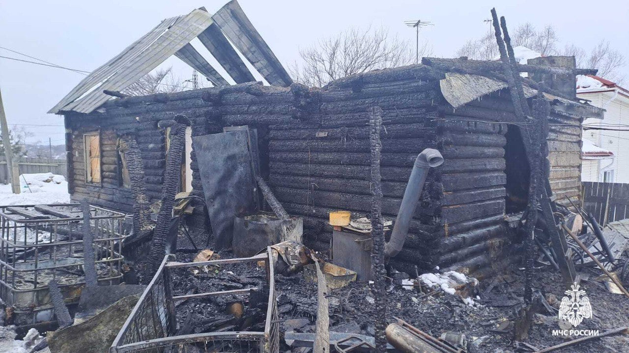 Многодетная семья из Советской Гавани лишилась дома при пожаре  Около полуночи загорелась пристройка под котельную, после чего пламя перекинулось на деревянные конструкции и охватило весь дом. К счастью, в этот момент хозяева не спали, поэтому сумели вовремя среагировать. Посреди ночи родители с пятью детьми выбрались из здания через окно.  Дом полностью выгорел и не подлежит восстановлению. Дознаватели МЧС России считают главной причиной пожара короткое замыкание в электропроводке.    Будь в курсе событий.