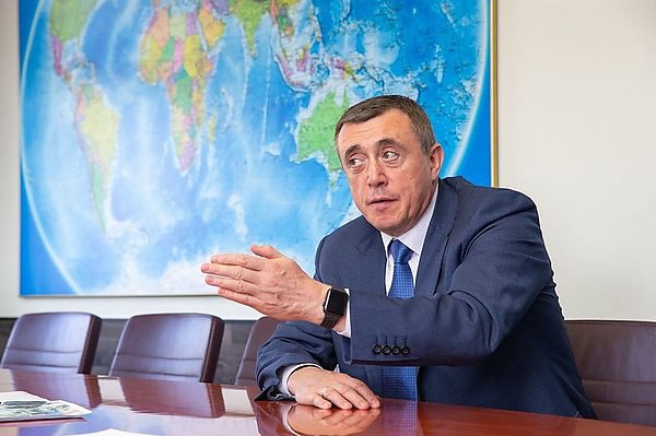 Китай предложил организовать на Сахалине производство БПЛА  Китайские партнеры предложили организовать на Сахалине ряд крупных центров, в том числе по производству беспилотников. Обсуждение прошло в рамках российско-китайского форума с участием губернатора региона Валерия Лимаренко. Об этом сообщает РБК со ссылкой на пресс-службу правительства Сахалинской области.  «[Китайские] компании выразили интерес в реализации проектов в сферах сельского хозяйства, торговли, беспилотных технологий и по другим направлениям», — говорится в сообщении.  Так, с предложением по локализации производства китайских беспилотников на Сахалине выступила инвестиционная группа «РУНФА». Лимаренко назвал перспективной для региона тему беспилотных летательных аппаратов. Он напомнил, что в регионе их используют для различных целей: слежение за лесными пожарами, свалками, а также поиск пропавших людей.  aviaru.net/n284461