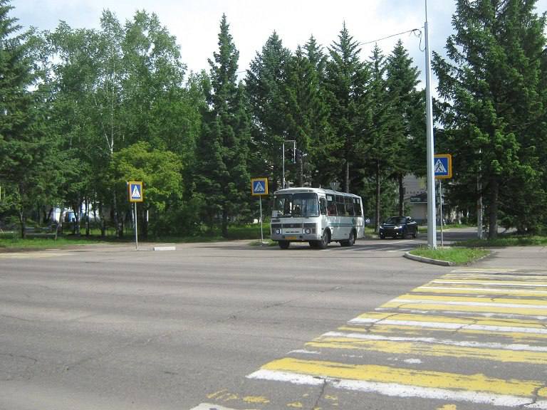Порядок выдачи маршрутных карт изменен в Биробиджане По поручению областной прокуратуры мэрией города был изменен порядок выдачи маршрутных карт перевозчикам. В соответствии с новым порядком заключены договоры на осуществление пассажирских перевозок с 17 июля 2025 года. Предпринимателями были получены маршрутные карты на маршруты № 1, 1а, 3, 3в, 3б, 5, 6, 8, 9, 11а, 12, 12а, 20, 26. Маршруты № 2, 7 будет работать одна семерка и 7Д , 14, и 19 оказались невостребованными, ввиду своей убыточности. С 17 июля обслуживать данные маршруты предприниматели отказались. Маршрут № 14, который является единственным для пос.Новый, с 17 июля временно обслуживает МУП «Транспортная компания». Все НОВОСТИ ЕАО в одном месте жми Прислать новость