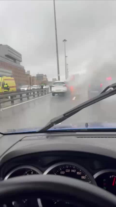 Автомобиль каршеринга загорелся на Ленинградском проспекте у метро Аэропорт