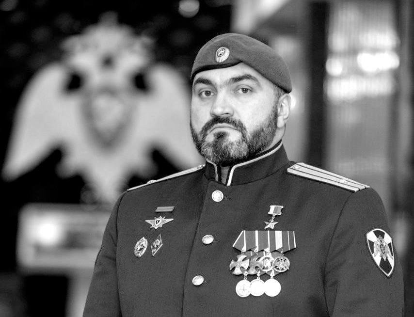 Стало известно, что имя Героя России Марата Тибилова присвоено гимназии «Диалог» во Владикавказе. Сегодня такое решение приняли на заседании правительства Северной Осетии. Ранее приняли решение увековечить память Марата Тибилова и улицу Куйбышева в Нижней Санибе, где проживают родители бойца, переименована в его честь.