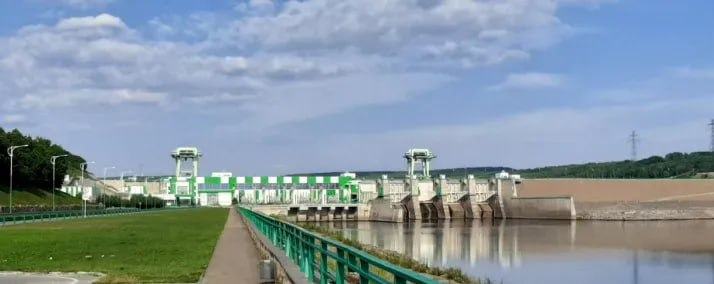 Выработку Зейской ГЭС увеличили для исключения дефицита электроэнергии Ключевые направления сотрудничества в сфере развития энергетической инфраструктуры обсудили зампред правительства Амурской области Павел Матюхин и первый заместитель гендиректора ПАО "РусГидро" Роман Бердников. Главным вопросом встречи стало развитие системы теплоснабжения Благовещенска, в том числе при реализации концессионного соглашения по строительству трех газовых котельных. Уже утверждено Соглашение о сотрудничестве и согласован План мероприятий реализации инвестиционного проекта. Документ включает в себя мероприятия по созданию новых источников теплоснабжения и реконструкции теплосетей, определение технических параметров, этапов и сроков реализации, а также объемов потребления природного газа. Подробнее