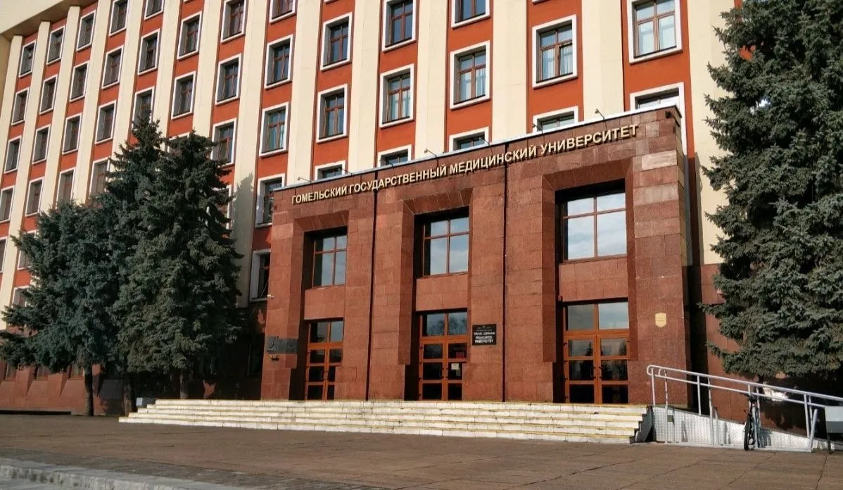 В Беларуси началась выдача договоров о целевой подготовке специалистов с высшим медицинским образованием Договор может заключить гражданин Республики Беларусь абитуриент у которого по профильным предметам по итогам окончания школы лицея успеваемость не ниже 7 баллов и независимо от его места регистрации проживания  Срок обязательной работы по распределению для молодых специалистов получивших высшее медицинское образование на условиях целевой подготовки 5 лет  Время работы пунктов оформления и выдачи целевых договоров понедельник пятница с 9 00 до 18 00 перерыв с 13 00 до 14 00 Работать эти пункты будут по 2 июля В Гомеле Гомельский государственный медицинский университет ул Ланге 5 главное управление по здравоохранению облисполкома пер Спартака 2а областной центр гигиены эпидемиологии и общественного здоровья ул Моисеенко 49 Гомельское торгово производственное РУП Фармация ул Мозырская 16а