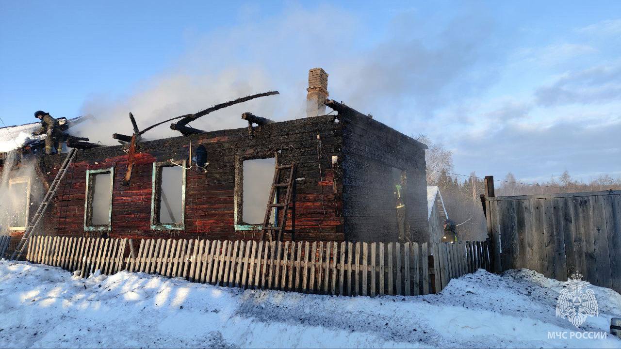 Мужчина-инвалид погиб при пожаре в Воткинском районе Удмуртии.  Пожар произошёл 25 января утром в деревне Черновской лесоучасток Воткинского района. Огонь охватил квартиру в двухквартирном деревянном доме, где жил 62-летний мужчина, который из-за болезни плохо ходил. К сожалению, он погиб. Площадь пожара составила 60 м². Причину его сейчас устанавливают органы дознания МЧС. В ведомстве отмечают, что в доме не был установлен пожарный извещатель, который мог бы вовремя предупредить о возгорании.