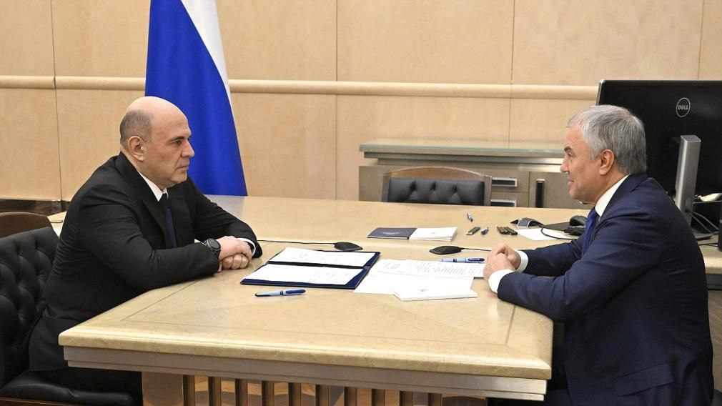 Состоялась встреча Вячеслава Володина с Михаилом Мишустиным В преддверии ежегодного отчета кабмина состоялась встреча Председателя Государственной Думы Вячеслава Володина и Председателя Правительства Михаила Мишустина По словам Володина у Государственной Думы выстроены конструктивные отношения с Правительством Мы можем обсуждать любые вопросы Даже самые сложные острые темы в нашей повестке дня присутствуют Когда речь идет об отчете Правительства все политические фракции депутаты стараются по максимуму использовать эту возможность чтобы обсудить темы которые волнуют наших граждан А в нашем перечне вопросов их много отметил он Среди них как указал Председатель ГД вопросы связанные со сферой ЖКХ и ростом тарифов Мы вместе с Правительством ищем решение учитывая что это компетенция региональных органов власти Но со своей стороны считаем неправильным стоять и наблюдать как эти процессы происходят Особенно в ряде регионов рост тарифов чрезмерный мы считаем И поэтому вместе вышли с инициативой внести изменения в законодательство наделить дополнительными полномочиями Федеральную антимонопольную службу Это на наш взгляд позволит взять под контроль ситуацию и не допустить в будущем перегибов добавил он В рамках подготовки к отчету состоялись встречи Председателя Правительства с представителями всех политических фракций профильные комитеты ГД провели содержательный разговор с каждым министром напомнил Володин Мы постараемся использовать эту возможность для того чтобы реализовывалась более эффективно повестка Президента цели и задачи обозначенные главой государства Федеральному Собранию были достигнуты сказал он Хочется подчеркнуть что все это позволило нам выйти на рассмотрение отчета Правительства уже в феврале Это впервые в нашей практике Отчеты проходили и в июне и в мае и в апреле Но учитывая что Правительство так же как и Государственная Дума использует новые технологии позволяющие в том числе анализировать итоги работы мы в постоянном взаимодействии с Правительством находимся и это дало нам возможность обсуждать дату которая намного раньше И это своего рода стандарт на который надо выходить и другим ведомствам считает Председатель ГД Он подчеркнул что если Правительство выходит на отчет уже в феврале то правильно было бы и всем другим структурам которые отчитываются в Государственной Думе сдвигаться по графику рассмотрения ближе к началу года Тогда это будет более актуально звучать Прошлый год надо анализировать как только он завершился а не ждать полгода Правительство многое делает для того чтобы повысить исполнительскую дисциплину и мы это только поддерживаем добавил Володин Рассчитываем на такое же конструктивное взаимодействие в ходе предстоящего отчета Это очень важный рабочий формат который позволяет нам сверить наши законодательные планы учесть запросы регионов и конечно обеспечить выполнение поручений главы государства И такой прямой откровенный разговор с парламентариями необходимая часть этого процесса В том числе благодаря обратной связи налаженному диалогу депутатов с избирателями о котором всегда говорит наш Президент подчеркнул Председатель Правительства Отчет Правительства в Государственной Думе о работе за 2025 год состоится 25 февраля В рамках дискуссии Председатель Правительства ответит на вопросы депутатов Свою оценку работе кабинета министров дадут руководители политических фракций ГД При подготовке к отчету было собрано и направлено 186 письменных вопросов от всех политических фракций ГД В соответствии с нормами Регламента ответы на них будут предоставлены депутатам также в письменном виде Подписывайтесь на нас в МАХ ergosdumaofficial