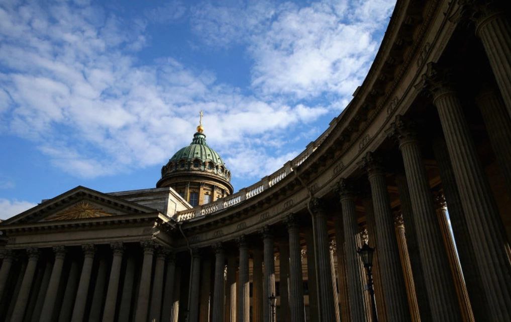 Водителям Петербурга временно запретят остановку у Казанского собора   В связи с проведением мероприятий в Казанском кафедральном соборе ковчегов с честными мощами преподобных Евфросинии Полоцкой и Ефросинии Московской будет запрещена остановка на дорогах.   По сообщению пресс-службы комитета по транспорту, транспорт не сможет совершать остановку на таких участках: Казанская улица от Невского проспекта до Казанской площади, Казанская площадь вдоль дома 2 от Казанской улицы до набережной канала Грибоедова.  Временные ограничения на парковку будут действовать с 00:00 17 октября и до 16:00 22 октября.  Ранее Metro рассказывало, что до апреля 2026 года автомобилисты не смогут проехать по Петербургскому шоссе от Детскосельского бульвара до Витебского проспекта.