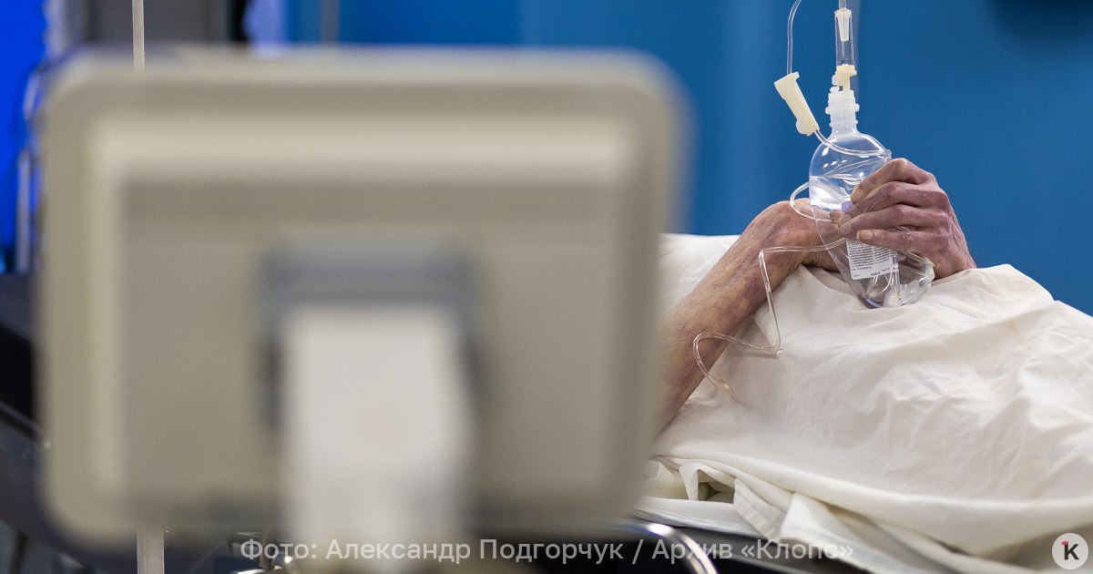 В США скончался первый заразившийся штаммом птичьего гриппа H5N5 В США умер первый человек ранее заразившийся штаммом птичьего гриппа H5N5 Об этом в субботу 22 ноября сообщает ТАСС со ссылкой на департамент Министерства здравоохранения США в штате Вашингтон По данным ведомства умерший житель округа Грейс Харбор был пожилым человеком и имел хронические заболевания Погибший находился на лечении в больнице округа Кинг с начала ноября после того как лаборатория клинической вирусологии Медицинского университета Вашингтона идентифицировала вирус как H5N5 У умершего пациента во дворе содержалась стая домашних птиц Тестирование проведенное Министерством здравоохранения США выявило вирус птичьего гриппа