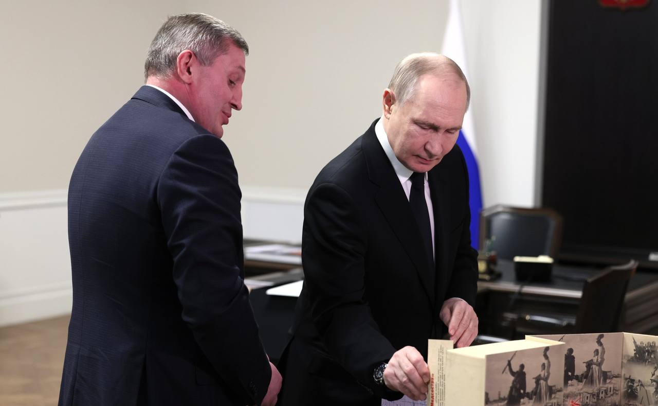 Владимир Путин наградил губернатора Андрея Бочарова орденом «За заслуги перед отечеством» III степени. Соответствующий указ опубликовали на сайте правовых актов. Главу региона отметили за большой вклад в социально-экономическое развитие Волгоградской области. Подписаться на «Короче, Волгоград»