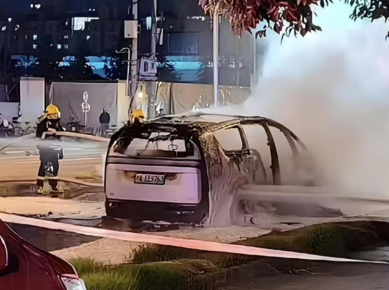 Li Auto отзывает 11 411 своих флагманских электромобилей Mega в Китае после возгорания одного из автомобилей Компания сообщила что причиной отзыва стало возгорание аккумуляторной батареи автомобиля Mega 2024 года выпуска в Шанхае 23 октября Отзыв распространяется на модель Mega 2024 года выпущенную в период с 18 февраля по 27 декабря 2024 года Компания заявила что причиной возгорания стал дефект охлаждающей жидкости В рамках отзывной компании Li заменит охлаждающую жидкость блок аккумуляторной батареи и передний блок управления двигателем