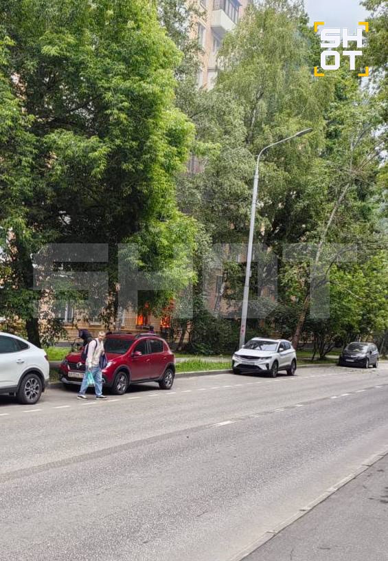 Сообщается о взрыве в девятиэтажке в Москве. По данным SHOT, погиб один человек, ещё двое пострадали По словам очевидцев, в одной из квартир на Учинской в Дмитровском районе произошло ЧП во время ремонтных работ, после чего начался пожар. Выбиты двери нескольких квартир. На место едут экстренные службы.
