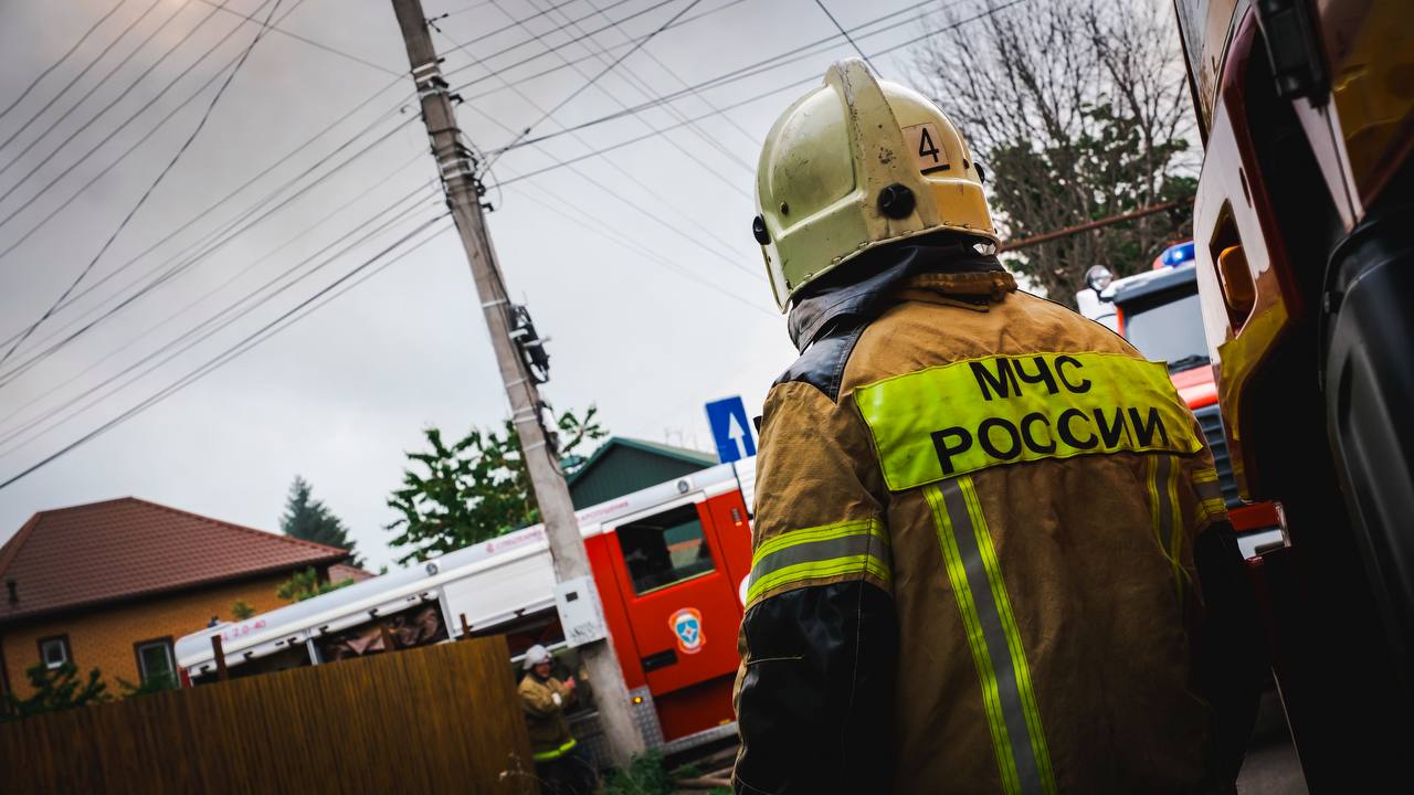 Курские спасатели МЧС помогли ребенку, застрявшему в воротах  В одном из дворов Курска 10-летний мальчик попал в неприятную ситуацию: у него застряла нога в автоматических воротах. Ребенок катался на створках, и в какой-то момент произошел зажим.  На место происшествия незамедлительно прибыли спасатели 2 пожарно-спасательной части города. С помощью специального инструмента они аккуратно освободили ногу мальчика. К счастью, серьезных травм у ребенка не оказалось — он отделался легким испугом