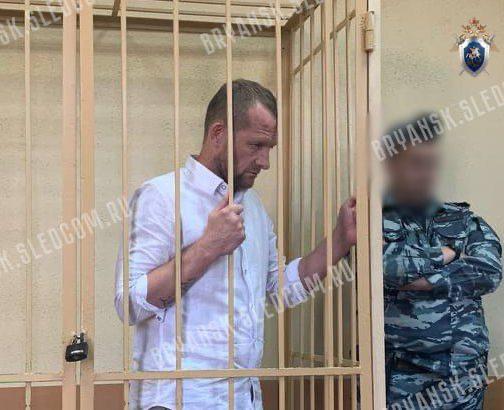 В Брянске убийца подполковника милиции Валерия Хохлова получил 17 лет колонии Судья Фокинского райсуда Брянска приговорил жителя Липецка к 17 годам строгого режима за убийство подполковника милиции Валерия Хохлова. Преступление было совершено ещё в 2001 году по заказу жителя Брянска, который умер спустя два года. Валерий Хохлов, замначальника Бежицкого РОВД, был расстрелян возле своего дома на улице Богдана Хмельницкого в Фокинском районе Брянска. Убийца выстрелил ему в голову из пистолета с глушителем. Личность исполнителя установили много лет спустя. Позже тот же фигурант пытался убить мужчину в Липецке, но жертве удалось убежать. Теперь киллер отправится в колонию на 17 лет. Фото СУ СК России по Брянской области