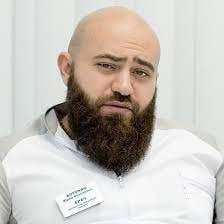 Бьюти-блогер Юрий Алтунян арестован в Москве Пластического хирурга, на соцсети которого подписано 2 млн человек обвиняют в распространении порнографии. Алтунян является владельцем медцентра в столице. Хирург делает косметические операции, одна из которых — коррекция губ. На своей странице в Instagram, соцсеть запрещена в РФ и принадлежит корпорации Meta, признанной экстремистской, он публиковал ролики с отзывами пациенток и посты с лайфхаками для девушек. 16 мая Кунцевский райсуд Москвы принял решение об аресте Алтуняна и помещении его в СИЗО. Обвиняемому в незаконном обороте порнографии в интернете грозит до 6 лет лишения свободы.