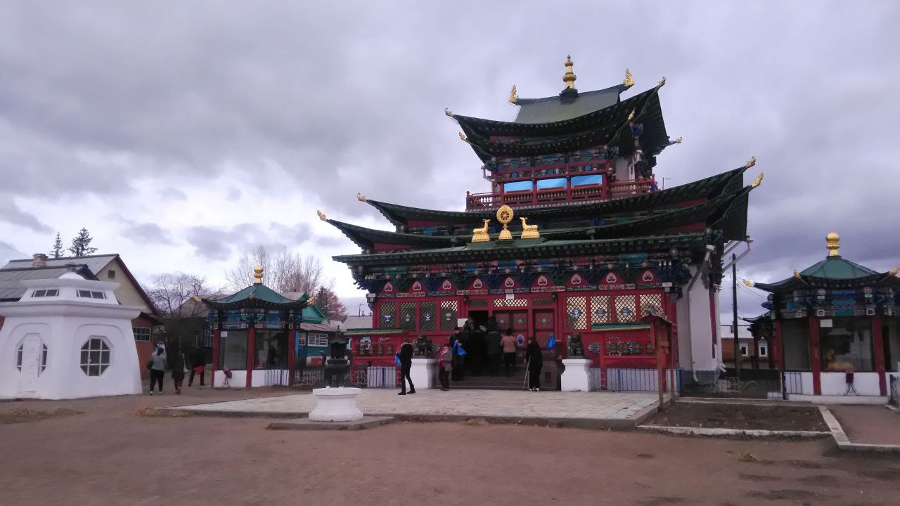 Расписание хуралов на Цагаалху 2026 в Иволгинском дацане В этом году Сагаалган наступит 18 февраля а подготовительные ритуалы 14 февраля   Дугжууба 16 февраля  Подношения мандалы Зеленой Таре и молебен у богини Балдан Лхамо в закрытый день 17 февраля 18 февраля В 6 00 утра начнется торжественный молебен Цедор Лхамо знаменующий наступление Нового года года Огненной Лошади С 19 февраля по 5 марта продлится Монлам Ченмо 15 дней великих молебнов Каждый день будет посвящен определенному году рождения когда можно подать особые прошения Завершится праздничный период 6 марта специальным хуралом в честь защитников Подробности на нашем сайте