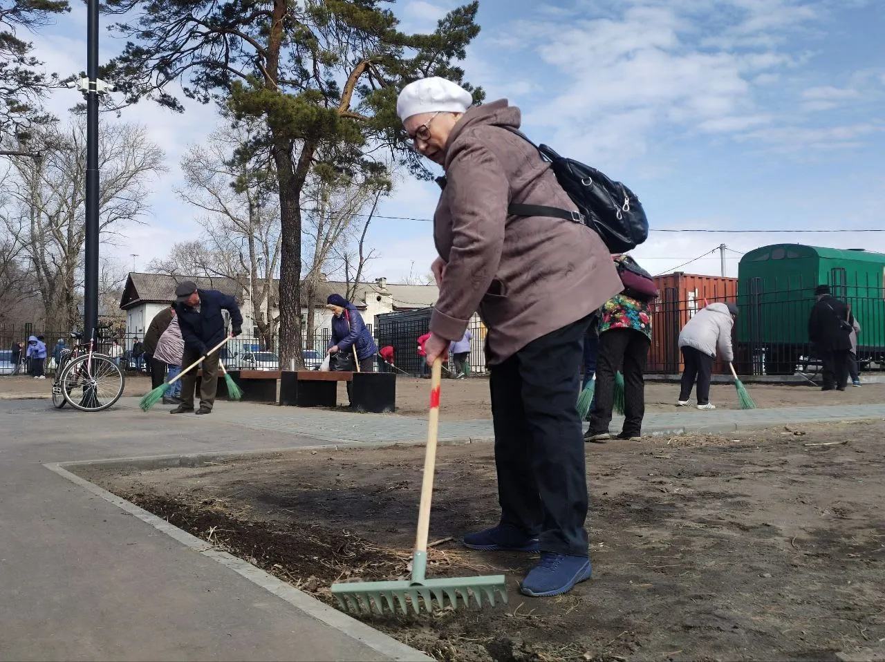 18 апреля в Белогорске состоится общегородской субботник Поручение об организации мероприятий направленных на благоустройство общественных пространств после зимнего периода дано главой города Станиславом Мелюковым Участники общегородского субботника уберут мусор и прошлогоднюю листву отметила начальник управления ЖКХ Полина Бренич К участию приглашаются коллективы предприятий организаций и учреждений всех форм собственности а также жители многоквартирных домов и частного сектора Кроме того 17 апреля на субботник выйдут сотрудники администрации Они будут наводить порядок в Сквере Памяти в сквере Александровском на территории Аллеи молодежи Инвентарь и мешки будут предоставлены Учреждения культуры и спорта наведут порядок на своих территориях а также в парках и скверах Следите за новостями на Белогорск РФ   ВK   ОК   MAX канал   поддержать канал