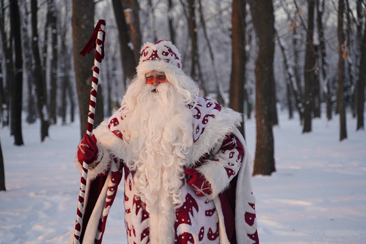 С 9 по 11 января Самара превратится в столицу зимнего волшебства В гости к самарскому Деду Морозу приедут его сказочные коллеги Дзед Мороз из Беларуси 9 01 Чысхаан из Якутии 10 01 и Кыш Бабай из Татарстана 11 01 Они подарят праздничное настроение и поздравят юных жителей города в Усадьбе Деда Мороза на площади Куйбышева Праздничная программа будет проходить с 12 00 до 16 00 вход будет свободный группами по 15 20 человек Подпишись на truekpru63 Мы в MAX