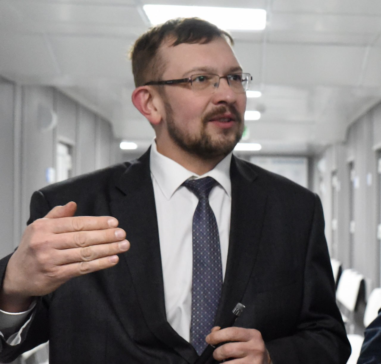 Главный врач Железногорской городской больницы Иван Руднев уволился по собственному желанию Временно исполнять его обязанности назначен заместитель главврача Как сообщил врио председателя правительства Александр Чепик решение об уходе было принято после встреч с жителями на которых неоднократно звучала критика в адрес организации работы городской больницы Мы дали ему возможность исправить ситуацию однако он сам посчитал невозможным продолжать исполнять обязанности пояснил Чепик  Александр Хинштейн отметил что в Железногорске ситуация с уровнем критики в адрес системы здравоохранения выше чем в любом другом нашем муниципалитете Я сознательно не стал принимать кадрового решения когда приезжал в Железногорск Хотя то что я увидел и услышал не оставило другого мнения кроме как замена главврача Рассчитываю что новый кандидат сумеет выстроить диалог с жителями и будет выполнять клятву Гиппократа ФОТО Руслан Журкин
