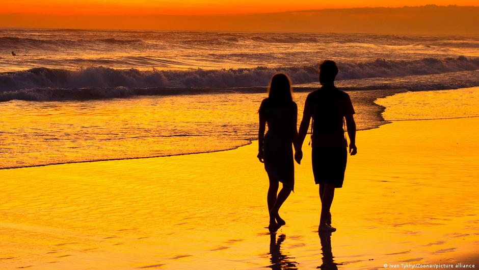 В Индонезии запретили секс вне брака В том числе туристам на Бали С января в Индонезии вступил в силу новый уголовный кодекс Среди прочего в нем есть статья о запрете сексуальных отношений и сожительства вне брака Он действует в том числе для туристов Подать такой иск могут не все а только обманутый супруг или супруга родители или дети предполагаемого нарушителя Если измену докажут обвиняемому грозит до 1 года тюрьмы Новый УК на 345 страниц утвердили в декабре 2022 года Он заменил ряд законов принятых еще в голландскую колониальную эпоху Кроме запрета секса вне брака в УК также появилось наказание за богохульство и вероотступничество Правозащитники шокированы в Amnesty International назвали это тяжелым ударом по гражданским свободам dwglavnoe