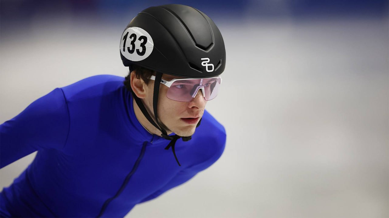 Петербуржец Иван Посашков не попал в четвертьфинал Олимпиады в шорт треке на дистанции 1000 м Шорт трекисту не удалось пройти квалификацию 14 февраля он выступит на дистанции 1500 м Как проходит квалификация По правилам в следующий круг проходят два лучших шорт трекиста в каждом из восьми забегов Посашков пришел четвертым Контекст Посашков один из двух спортсменов из Петербурга отобравшихся на Олимпиаду в Милане и Кортине д Ампеццо На играх он выступает в нейтральном статусе Фото Олимпийский комитет России Подписывайтесь на Бумагу и предлагайте новости