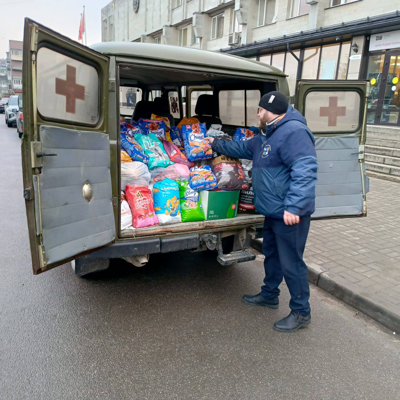 Жители Ленобласти передали более 6 тонн корма бездомным животным  В Ленобласти в четвертый раз завершилась благотворительная акция "Сытый Новый год". Неравнодушные передали на нужды хвостатых более шести тонн корма, поделились результатами в пресс-службе регионального управления ветеринарии.  Число собранных пожертвований за год удалось увеличить почти в два раза. Все желающие могли до 30 декабря передать в любой областной МФЦ или госветстанцию сухой корм и игрушки для питомцев приютов для животных.   Больше всего корма и лакомств собрали в МФЦ Кировского и Всеволожского районов - 480 и 530 килограммов пожертвований. Из Подпорожского и Лодейнопольского районов увезли почти полтонны подарков в приюты.   Через госветклиники передали 2,5 тонны корма: больше всего у Всеволожской станции по борьбе с болезнями  430 килограммов .