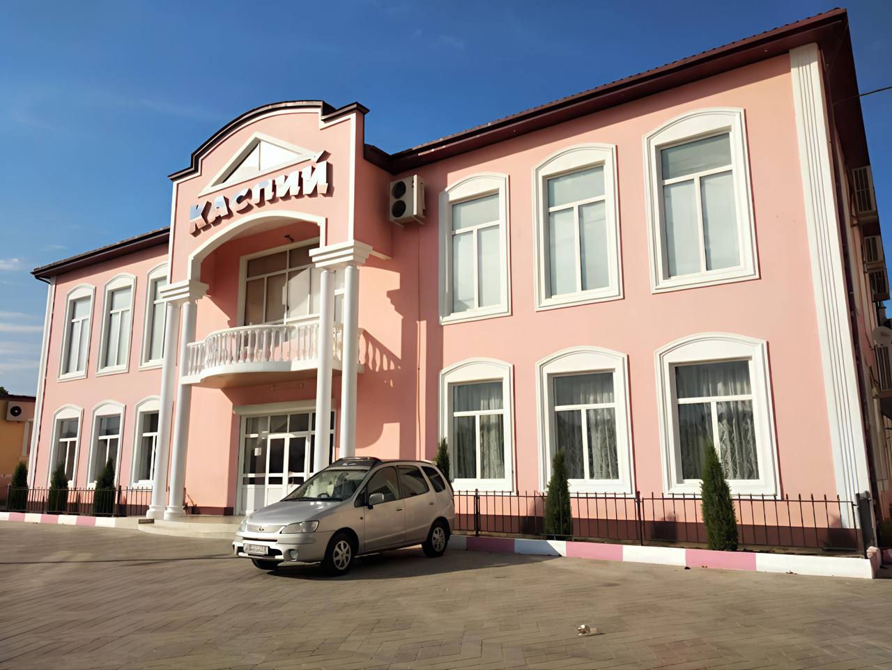В Каспийске из за санитарных нарушений приостановлена деятельность банкетного зала Владелец банкетного зала Каспий привлечен к административной ответственности за грубые нарушения санитарно эпидемиологических требований сообщает Объединенная пресс служба судов Дагестана По решению суда деятельность заведения приостановлена на 60 суток Проверка проведенная Управлением Роспотребнадзора по РД выявила многочисленные нарушения в работе банкетного зала создающие серьезную угрозу безопасности пищевых продуктов и здоровью потребителей