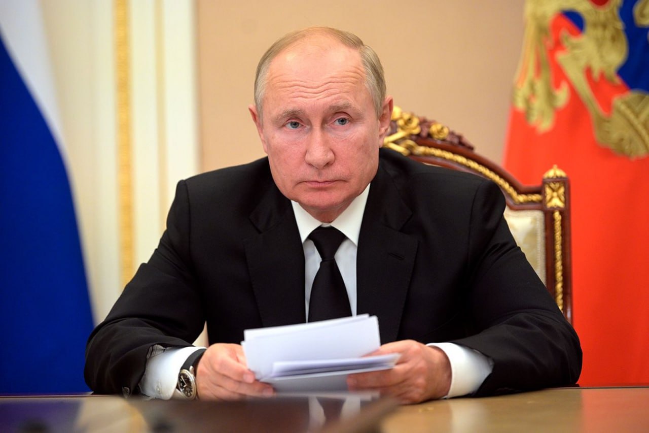 Владимир Путин обратился с приветственным словом к участникам ХХ Всероссийского форума «Здоровье нации - основа процветания России»: «В ходе пленарного заседания, открытых дискуссий и семинаров – здесь обсуждается широкий круг проблем, связанных с развитием медицинской науки, внедрением современных технологий здоровьесбережения, улучшением демографической ситуации, созданием условий для продолжительной и активной жизни людей. И, конечно, в Год защитника Отечества и 80-летия Великой Победы – особое внимание будет уделено вопросам поддержки участников и ветеранов специальной военной операции, их родных и близких, оказания им квалифицированной медицинской, психологической помощи», – сказал Президент России. Источник: РИА Новости