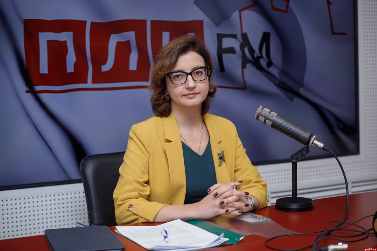 Главного врача Псковской инфекционной больницы Анастасию Повторейко отстранили от должности Псковский городской суд рассмотрел ходатайство следователя о временном отстранении от должности главного врача ГБУЗ ПО Псковская областная инфекционная клиническая больница Повторейко Ее обвиняют в совершении преступления предусмотренного п е ч 3 ст 286 УК РФ совершение должностным лицом действий явно выходящих за пределы его полномочий и повлекших существенное нарушение прав и законных интересов граждан или организаций либо охраняемых законом интересов общества или государства из корыстной или иной личной заинтересованности Суд пришел к выводу что установленные в ходе судебного заседания обстоятельства указывают о возможности обвиняемой используя своё должностное положение воспрепятствовать производству по уголовному делу в связи с чем ходатайство следователя удовлетворил Уголовное дело возбуждено по материалам УФСБ России по Псковской области