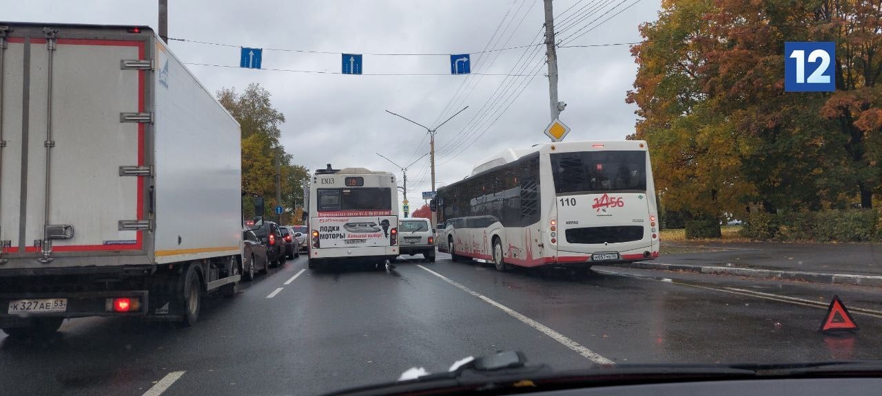 Череповчане заплатят больше 100 тысяч за проезд по выделенке  71 штраф в размере 1500 рублей выписали сотрудники ГАИ в ноябре за движение по выделенным полосам. Большинство нарушений зафиксировали на Сталеваров и Октябрьском проспекте. Штрафуют прежде всего тех, кто целенаправленно вдоль всей улицы едет по автобусной полосе. Большинство нарушителей пока отделывается воспитательными беседами.  - Сейчас особое внимание инспекторы будут уделять проспекту Строителей. Здесь автобусная полоса превратилась в одну большую пробку, в которой застревают автобусы № 1, 25 и 37. Именно с этой проблемой сотрудникам ГАИ предстоит разобраться в ближайшее время, - пояснил мэр Вадим Германов.