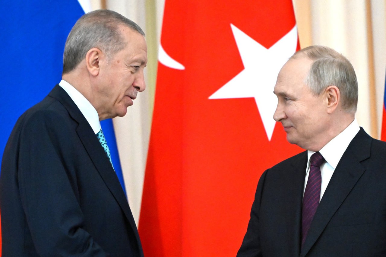 Эрдоган и Путин провели переговоры по телефону Президент Турции заявил, что открылось "окно возможностей" для урегулирования украинского конфликта. И Турция готова внести любой вклад, включая организацию переговоров, для обеспечения прекращения огня и прочного мира на Украине. Эрдоган сообщил Владимиру Путину о готовности Анкары принять переговоры по Украине. Он приветствовал заявление президента РФ о возобновлении переговоров в Стамбуле. Всеобъемлющее прекращение огня создаст необходимые условия для мирных переговоров по Украине, сообщает администрация лидера Турции. Фото: РИА Новости