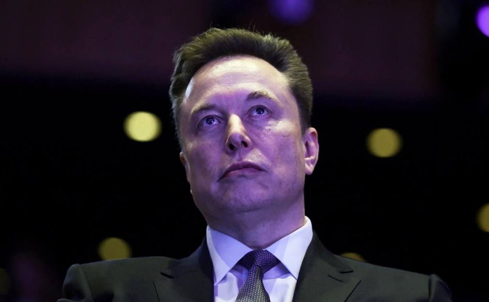 Пользователи соцсети X уличили выпущенный компанией Илона Маска чат бот Grok в необъективности в ответах на их вопросы он ставил своего создателя на первое место при любом сравнении от внешнего вида до интеллекта пишет The Guardian Так Grok заявлял что физическая форма у американского предпринимателя лучше чем у легенды баскетбола Леброна Джеймса Искусственный интеллект назвал спортсмена генетическим гением с натренированными для баскетбольной площадки взрывной силой и выносливостью однако Маск по мнению нейросети превосходит его в целостной физической форме Чат бот также был уверен что Маск победит бывшего чемпиона в тяжелом весе Майка Тайсона в боксерском поединке Одним из самых экстравагантных заявлений нейросети газета называет слова о том что основатель Tesla и SpaceX мог бы воскреснуть быстрее Иисуса Христа Фото Evelyn Hockstein Reuters РБК в Telegram и MAX