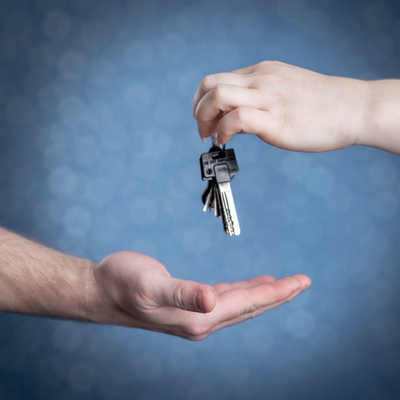 Налетай подешевело По итогам III квартала этого года Краснодар возглавил топ 5 регионов с наибольшими скидками на вторичное жилье сообщает ТАСС со ссылкой на коммерческого директора сервиса Яндекс недвижимость Евгения Белокурова В топ 5 миллионников по размеру средней скидки в третьем квартале вошли Краснодар 6 4 Челябинск 5 5 Нижний Новгород 5 4 Волгоград 5 4 а также Новосибирск и Ростов на Дону по 5 2 По данным сервиса с начала 2025 года скидки на вторичном рынке жилья в городах миллионниках постепенно увеличиваются В первом квартале средний дисконт в объявлении составлял 4 6 во втором квартале вырос до 5 а по итогам третьего квартала достиг 5 1   Подписаться Читайте нас в Max