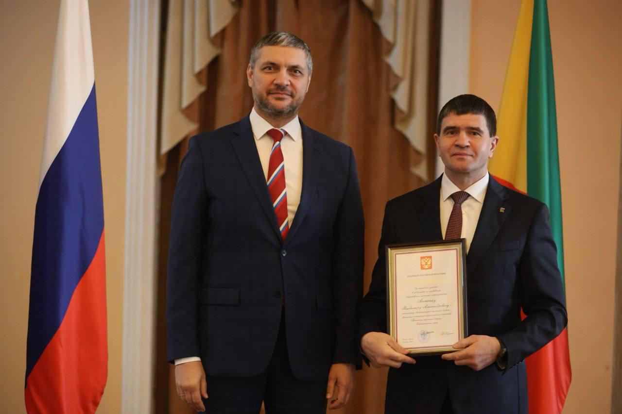 Начальник Забайкальской железной дороги отмечен благодарностью Президента РФ в честь празднования Дня России Владимир Антонец отмечен благодарностью Президента Российской Федерации Владимира Путина за активное участие в подготовке и проведении общественно значимых мероприятий государственного значения. Торжественная церемония вручения государственных наград и наград Президента РФ в честь празднования Дня России прошла 10 июня, в Чите в Доме офицеров Забайкальского края. За многолетний добросовестный труд и заслуги в различных сферах общества были отмечены 11 жителей региона. Награды вручил губернатор Забайкальского края Александр Осипов. Чита•Сегодня Предложить свою новость —