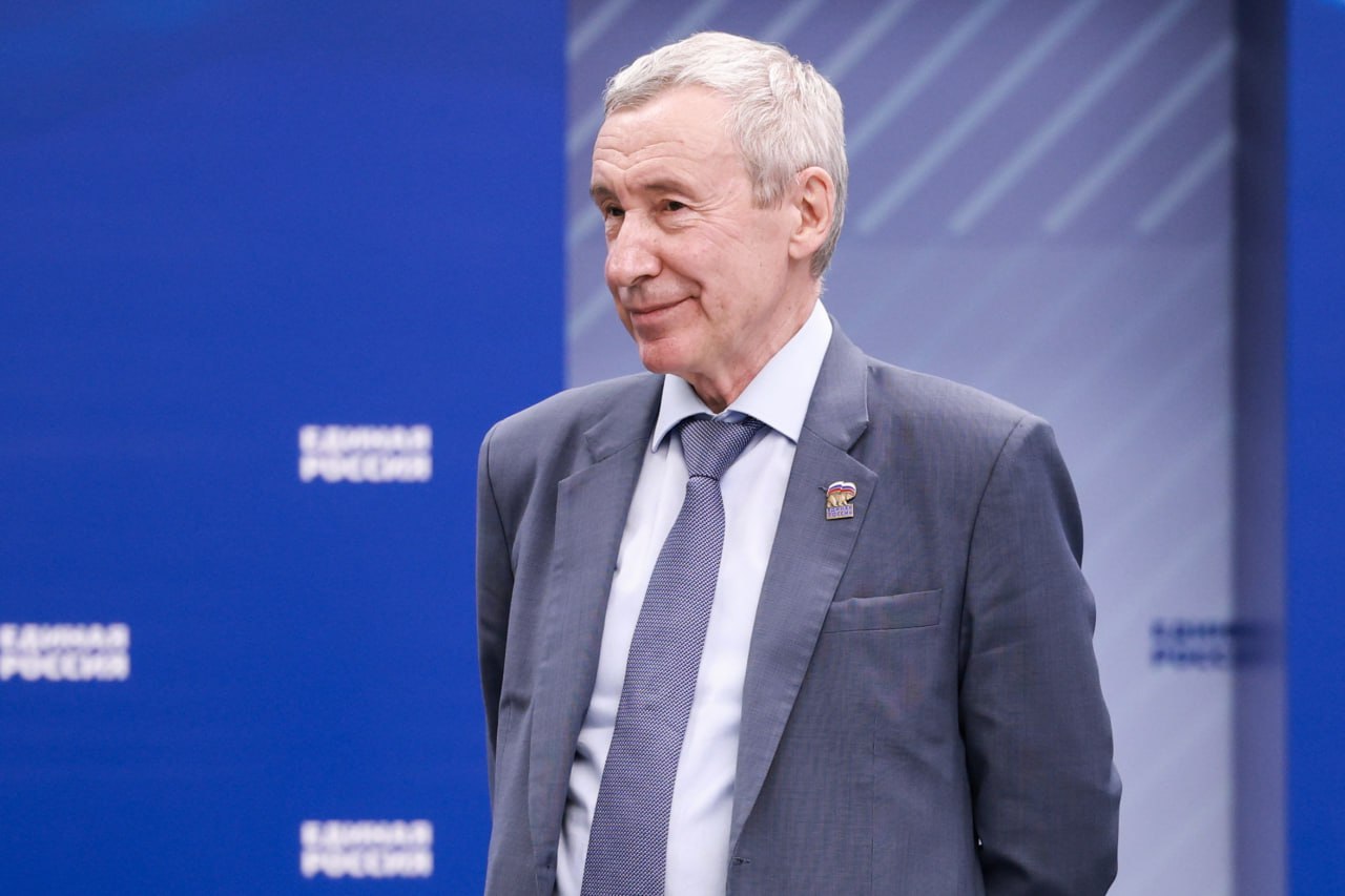 Глава комиссии по иностранному вмешательству Андрей Климов может покинуть Совфед Об этом сообщает РБК со ссылкой на источники. Климов представляет в Совфеде исполнительную власть Пермского края, где в сентябре пройдут выборы губернатора. Один из собеседников РБК объясняет, что избранный глава может не делегировать в Совфед Климова. По словам другого источника, сенатора больше не хочет видеть руководство палаты. Третий утверждает, что должность представителя Пермского края может занять чиновник, место для которого искала администрация президента. Вместе с тем источники говорят, что Климов это решение не поддерживает и пытается удержаться на своем месте. Собеседники издания предполагают, что его могут поддержать в руководстве «Единой России». В разговоре с РБК Климов отказался комментировать ситуацию вокруг своего возможного ухода с должности. В Совфеде Климов работает с 2012 года, до этого он был депутатом Госдумы. Сейчас Климов занимает должность зампреда по международным делам, также с 2017-го он возглавляет временную комиссию по защите государственного суверенитета и предотвращению вмешательства во внутренние дела России : Александр Щербак / ТАСС