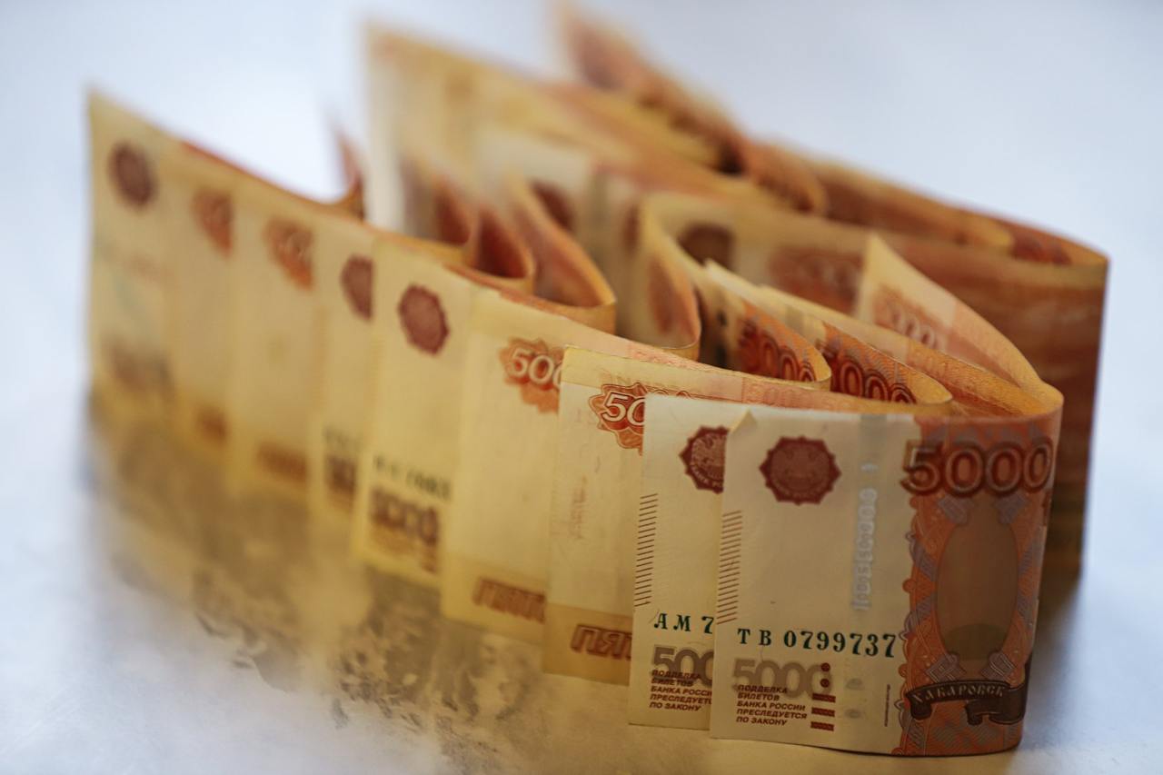 В августе 1,3 млн работающих пенсионеров Московского региона получат проиндексированные пенсии С 1 августа Отделение СФР по Москве и Московской области увеличит пенсии работающим пенсионерам. Повышение затронет 1,3 миллиона граждан, которые продолжали официально работать в 2024 году. Корректировка коснется работающих пенсионеров, получателей страховых пенсий, за которых работодатели уплачивали страховые взносы в 2024 году. Прибавка устанавливается индивидуально и зависит от заработной платы. Максимально за год можно получить три индивидуальных пенсионных коэффициента ИПК . Посмотреть их можно самостоятельно в выписке из индивидуального лицевого счета, запросив ее через личный кабинет на портале госуслуг. Перерасчет будет произведен региональным Отделением СФР в беззаявительном порядке. Обращаться в Отделение СФР по Москве и Московской области не требуется. Увеличенная пенсия поступит в августе по обычному графику доставки. Если остались вопросы, всегда можно позвонить в единый контакт-центр взаимодействия с гражданами по тел. 8 800 100-00-01 звонок бесплатный , а также получить информацию, подписавшись на страницы в социальных сетях.