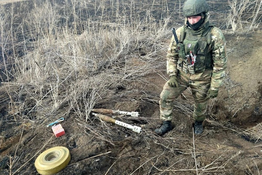 Добро на взлет началось разминирование территории будущего аэропорта Луганска После того как саперы обезвредят минные поля и неразорвавшиеся боеприпасы оставленные ВСУ здесь начнется строительство нового транспортного узла Донбасса Планируемая пропускная способность нового аэровокзального комплекса составит до 500 пассажиров в час Из них около 300 пассажиров будут обслуживаться на внутренних рейсах а 200 на международных Подписаться на Российскую газету в Читать нас в MAX