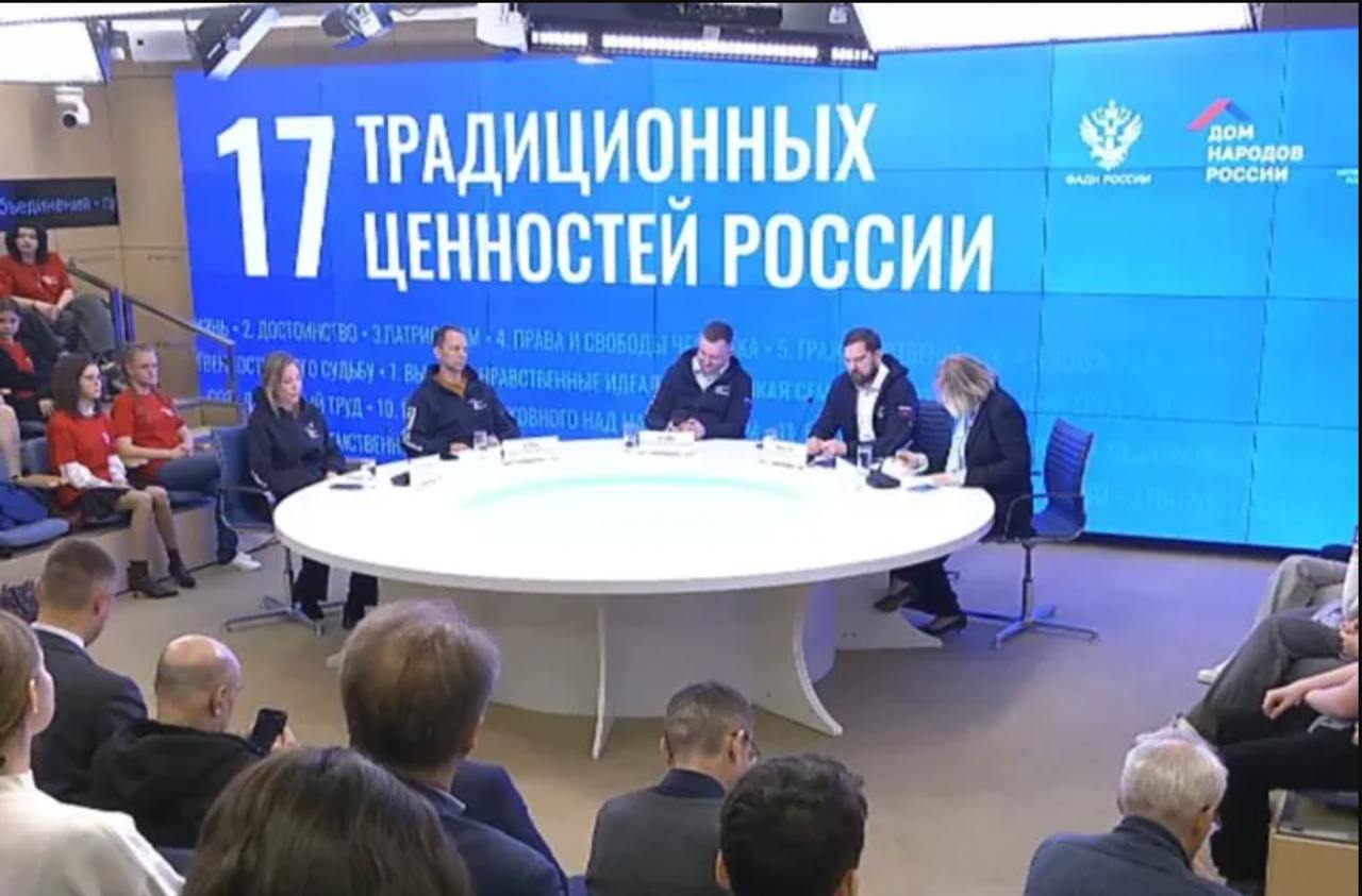 Глава ФАДН Игорь Баринов на мероприятии "17 традиционных ценностей России" подчеркнул важность памяти о подвигах предков и национальной взаимовыручки. Он напомнил, что война затронула каждую семью, но даже в тяжелейшие времена россияне разных национальностей поддерживали друг друга. Примеры такой поддержки можно найти как в истории, так и сегодня. Ташкентская семья, принявшая 15 детей разных национальностей во время войны, и современный доброволец из Афганистана, защищающий Донбасс – это проявления одной традиции. Сейчас в ходе специальной военной операции бойцы всех национальностей и вероисповеданий вместе защищают интересы России. Для укрепления этих ценностей в школах прошел урок "Ценности, которые нас объединяют", а проект "17 традиционных ценностей России", запущенный в 2024 году, помогает формировать общероссийскую гражданскую идентичность в современных условиях.