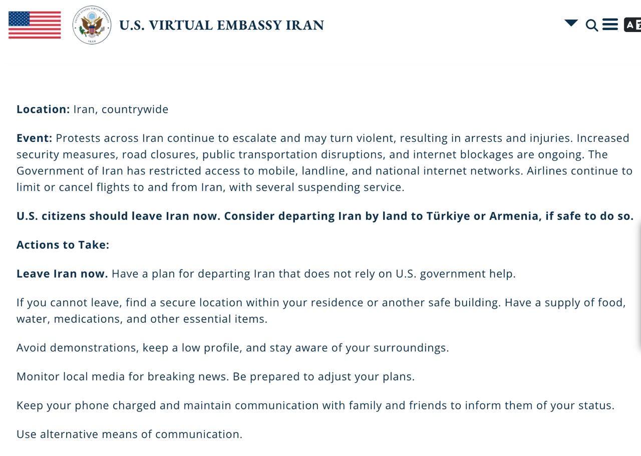 Посольство США в Иране призвало граждан срочно покинуть страну Гражданам США следует немедленно покинуть Иран Рассмотрите возможность выезда из Ирана по суше в Турцию или Армению если это безопасно говорится в заявлении опубликованном на сайте посольства В заявлении отмечается что протесты могут перерасти в насилие и привести к арестам и ранениям В стране усиливаются меры безопасности перекрываются дороги возникают перебои в работе транспорта и интернета Также ограничена связь а авиакомпании отменяют и сокращают рейсы IZ RU в Telegram в MAX