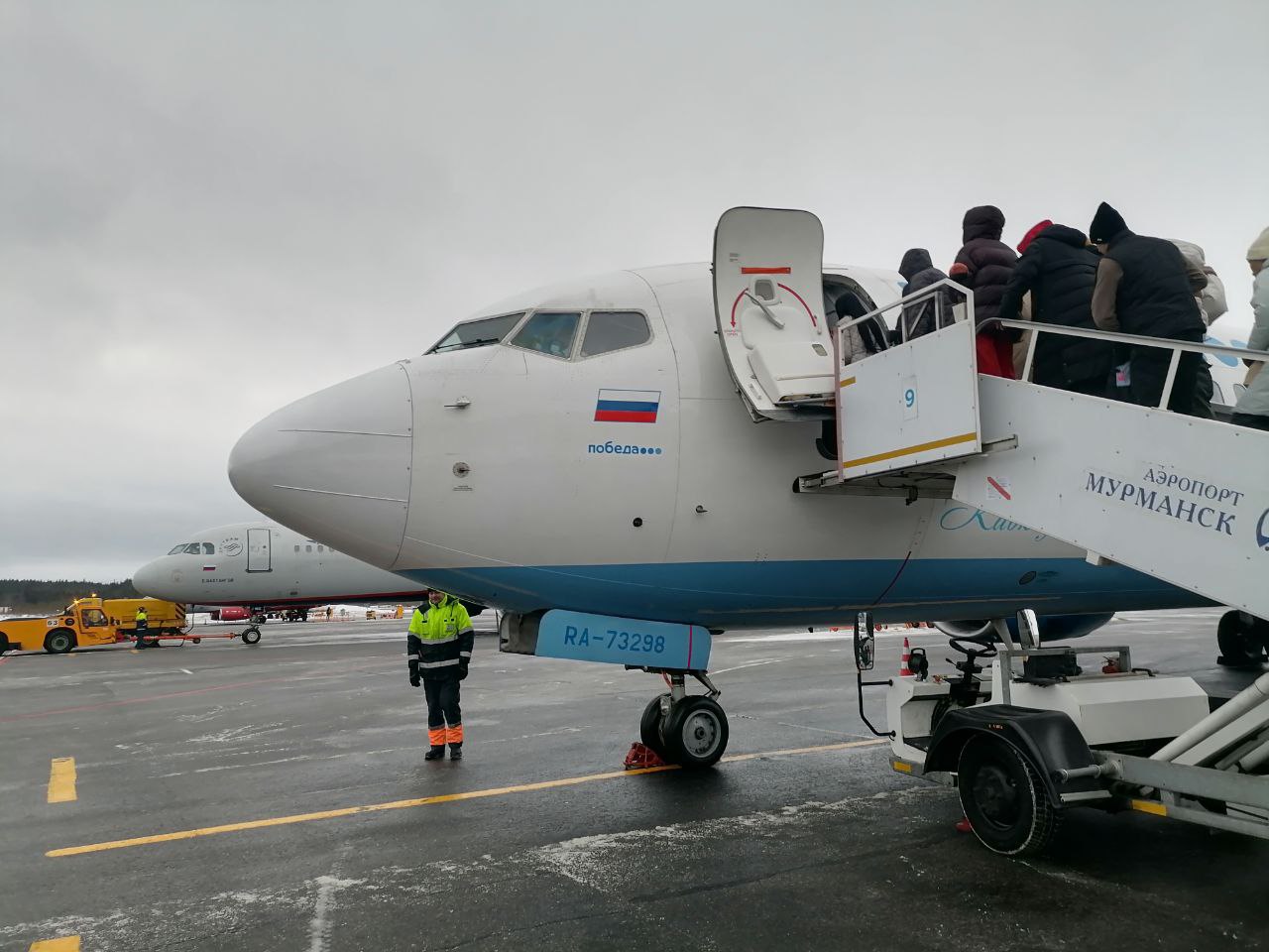 Транспортная прокуратура подала иск к авиакомпании «Победа», которая, по сообщению ведомства, навязывала пассажирам с детьми-подростками платный выбор места. Иначе их рассаживали в салоне отдельно. Иск суд удовлетворил, но решение пока не вступило в силу. Эксперты оценили прецедент и прокомментировали шансы на обжалование. Если решение вступит в законную силу, это может в целом повлиять на политику авиакомпаний предоставлять или нет соседние места пассажирам, летящим вместе.  Подробности — в материале Profi.Travel.  #генпрокуратура #прокуратура #авиакомпании #авиакомпанияпобеда #суд