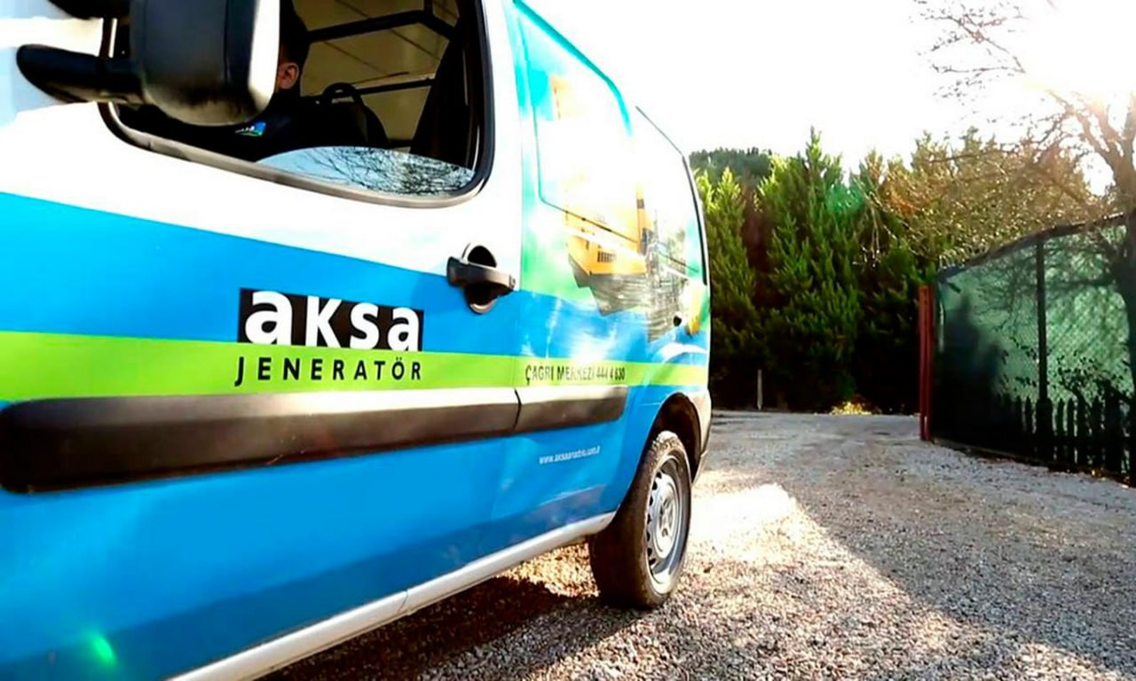 Турецкая компания Aksa Enerji выиграла международный тендер и в ближайшие 30 лет инвестирует 1 млрд в модернизацию и управление распределительными электросетями Самаркандской области Согласно проекту модернизация сети будет реализована в рамках концессии на срок до 30 лет который может быть продлен по результатам работы Общая сумма инвестиций согласно заявлениям турецких СМИ и официальных лиц должна составить 1 млрд Средства будут направлены на проектирование строительство управление техническое обслуживание и распределение низковольтной инфраструктуры Инвестиции будут вкладываться в течение срока действия лицензии Их основная цель снизить потери энергии минимизировать перебои в электроснабжении и уменьшить выбросы углерода Подробнее на нашем сайте Актуальные новости из Центральной Азии fergananews