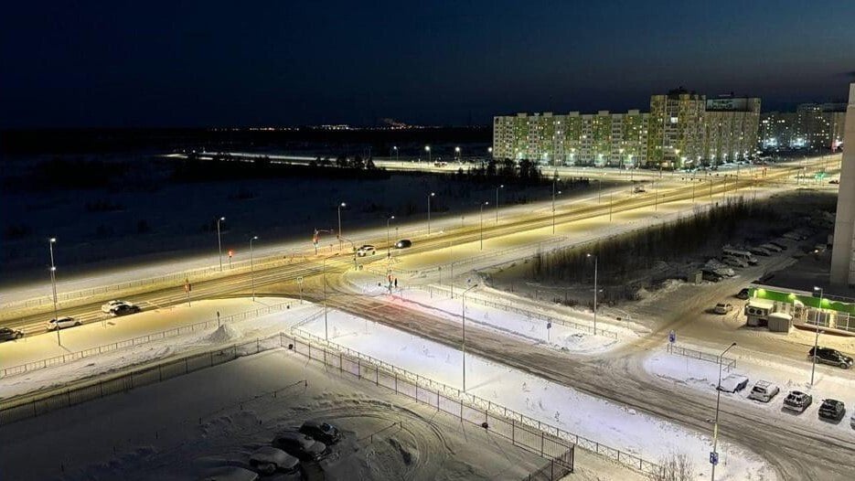 Прокуратура проверяет коммунальную аварию в Нижневартовске.   На перекрестке улиц Мусы Джалиля и 60 лет Октября произошел порыв теплосетей, из-за чего горячая вода затопила дорогу. Порыв случился на магистральном трубопроводе, возможно, на стыке отремонтированных участков. Движение на дороге перекрыли, а бригады АО «Горэлектросталь» более трех часов пытались устранить проблему.   Из-за ремонта в домах по адресам 60 лет Октября 42, 44, 46, 46 стр.1, 48, 27, 27а, 23 снизят параметры подачи тепла. Ситуацию контролируют власти города, а прокуратура проводит проверку инцидента.