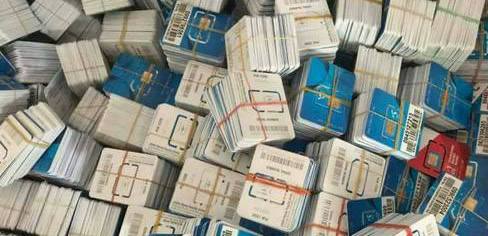 Роскомнадзор «почистил» 15 млн SIM-карт за год  К началу августа в России осталось 302 млн активных SIM-карт — на 15 млн меньше, чем в конце 2024-го  Сокращение связано с новыми правилами: проверка паспортов, лимит на количество номеров и обязательная биометрия для иностранцев  Эксперты считают, что в «серой» зоне всё ещё 25 млн карт